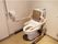 トイレはウォシュレット付き便座で便器の両脇に手すりがあり、背もたれもあるため座るとき立ち上がるときも安心。