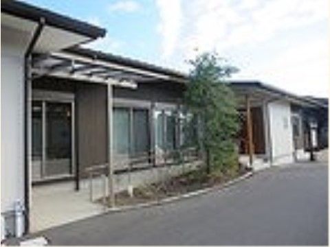施設は、落ち着いた色合いで広い一軒家の構造になっている。木が植えられており、手すり付きのスロープも設置されている。