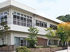 緑に囲まれた建物外観