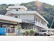 緑に囲まれた建物外観