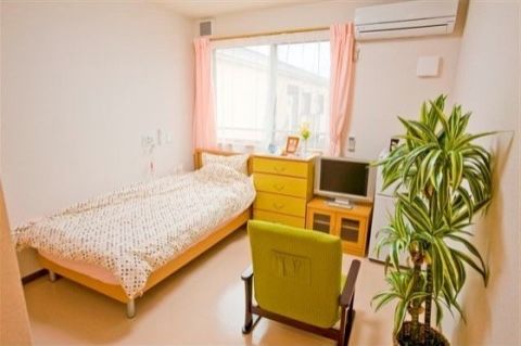 床面は薄いベージュ色で、日当たり良好の明るい部屋。エアコンを完備している。広めに設計されているため、車椅子をご利用の方も容易に移動できる。