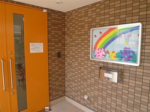 マンションのような都会的なデザインとなっている。ドアは両開きの観音開き方式である。季節感のある制作物が掲示されている。