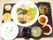 滑り止めの施されたトレーの上には、ご飯に味噌汁、おかずが置かれている。彩りやバランスも良い食事である。