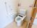 トイレには温水洗浄便座を完備し、便器の両脇には可動式の手すりを設置している。扉は引き戸を採用し、大型のハンドルを取りつけている。