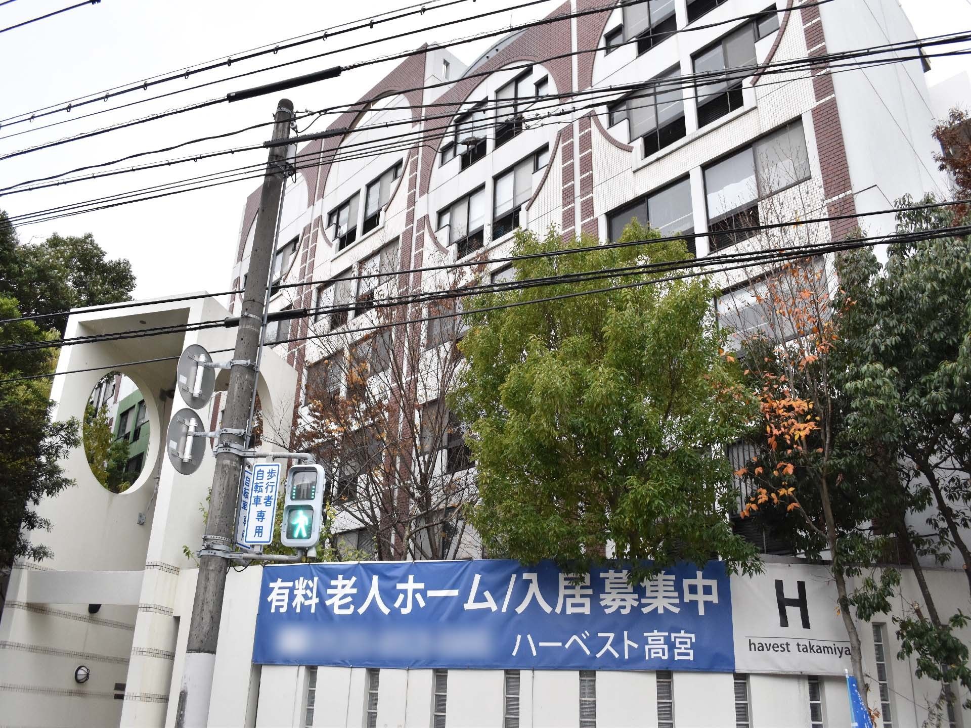 外観はモダンな造りになっており道路からのアクセスが容易である。また、地域の住宅環境においも奇抜なデザインでなく馴染み易い。