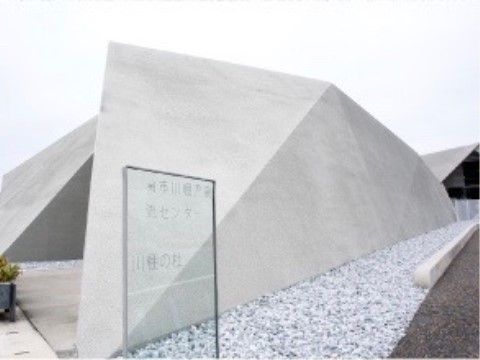 鉄筋コンクリート造の公共施設である。非常に特長的な外観をしており、屋内では地域の交流会なども開かれている。