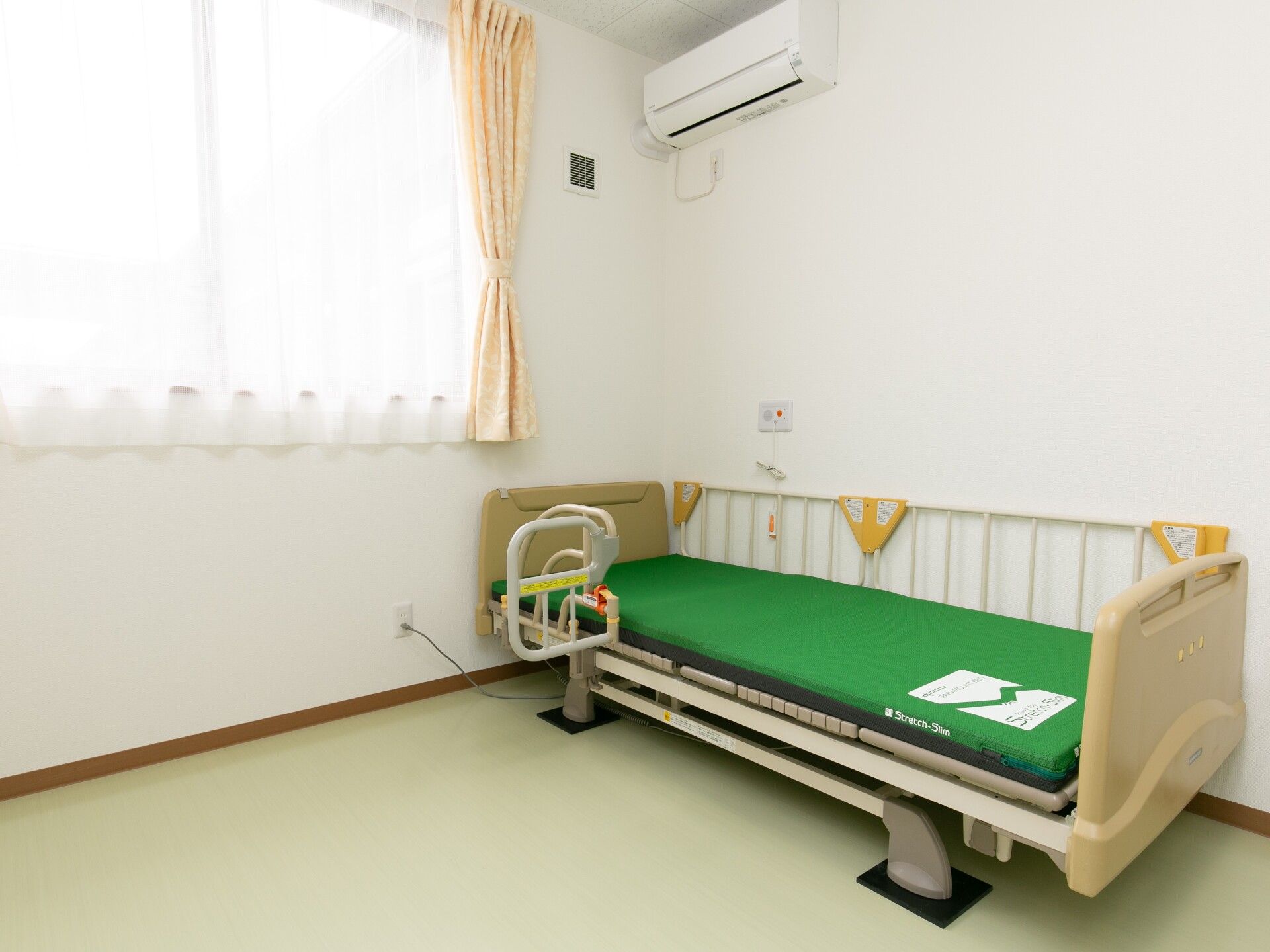居室の窓際には薄型の小型テレビが設置されており、入居者様は視聴しながら快適な時間を過ごすことができる。