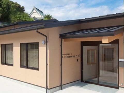 茶と黒で塗装された、和を感じさせる外観である。バリアフリーであり、玄関に段差はなく移動のストレスを感じさせない。