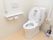 入居者様が安全にトイレを利用できるように、手すりや安全バーなどを設置している。広々としているので、車椅子をご利用の方も楽に出入りできる。