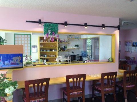 カウンターがあり、カウンター越しには椅子が設置されている。入居者様同士の交流の場として利用されている。