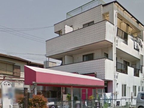 白タイル張り風の外壁で、施設感のない集合住宅のようなデザインの３階建ての建物である。居室にはベランダが付いている。