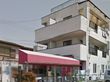 白タイル張り風の外壁で、施設感のない集合住宅のようなデザインの３階建ての建物である。居室にはベランダが付いている。