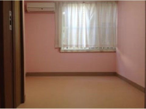 腰高窓があり、採光が十分に取れている。床はライトブラウン色のフローリングで段差がない。エアコンも完備している。