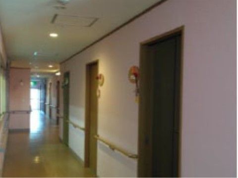 通路幅は十分に取られており、床はフローリングでバリアフリー仕様になっている。両壁面には手すりが付いている。