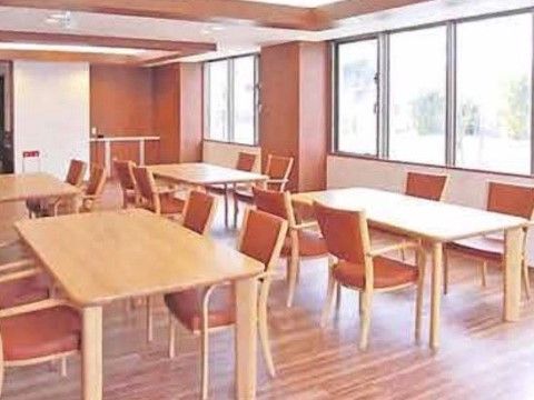 木のぬくもりを感じさせる家具で統一された食堂には窓から日差しが入り、入居者様に気持ちよくお食事を楽しんでいただける環境である。