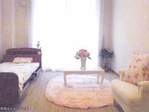 お部屋はプライバシーが守られる個室でベッドを置いてもゆったりとしたスペースがあり、お好みの家具をお持ちいただくことができる。