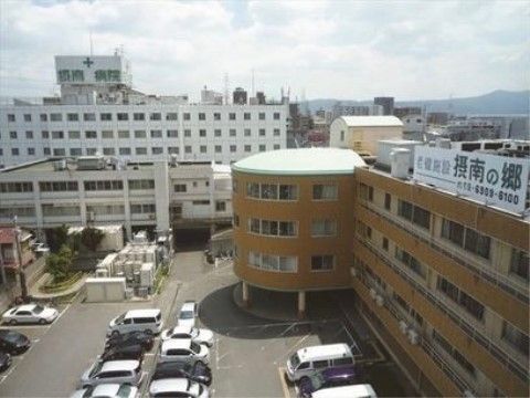 敷地内に併設された総合病院。利便性がよく医療サポートが充実している。広い駐車場があり、ご家族様がご訪問の際利用することができる。