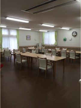 食堂では、ゆったりとした配置でダイニングテーブルや椅子が並べられている。歩行器や車椅子をご利用の方も安心して移動できる。