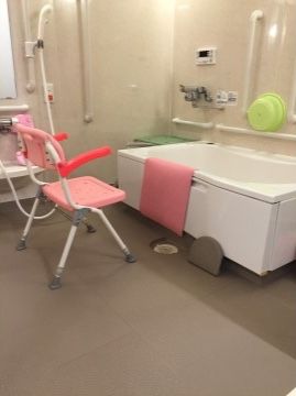 浴室に完備されたユニットバスの周囲や洗い場には、手すりが設置されている。配備されたバスチェアーは安定した立ち座りが可能である。