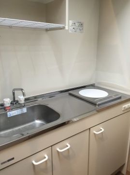 給湯室には、IHコンロが一口設置されている。お湯を沸かすことができ、簡単な調理が素早くできるので便利である。