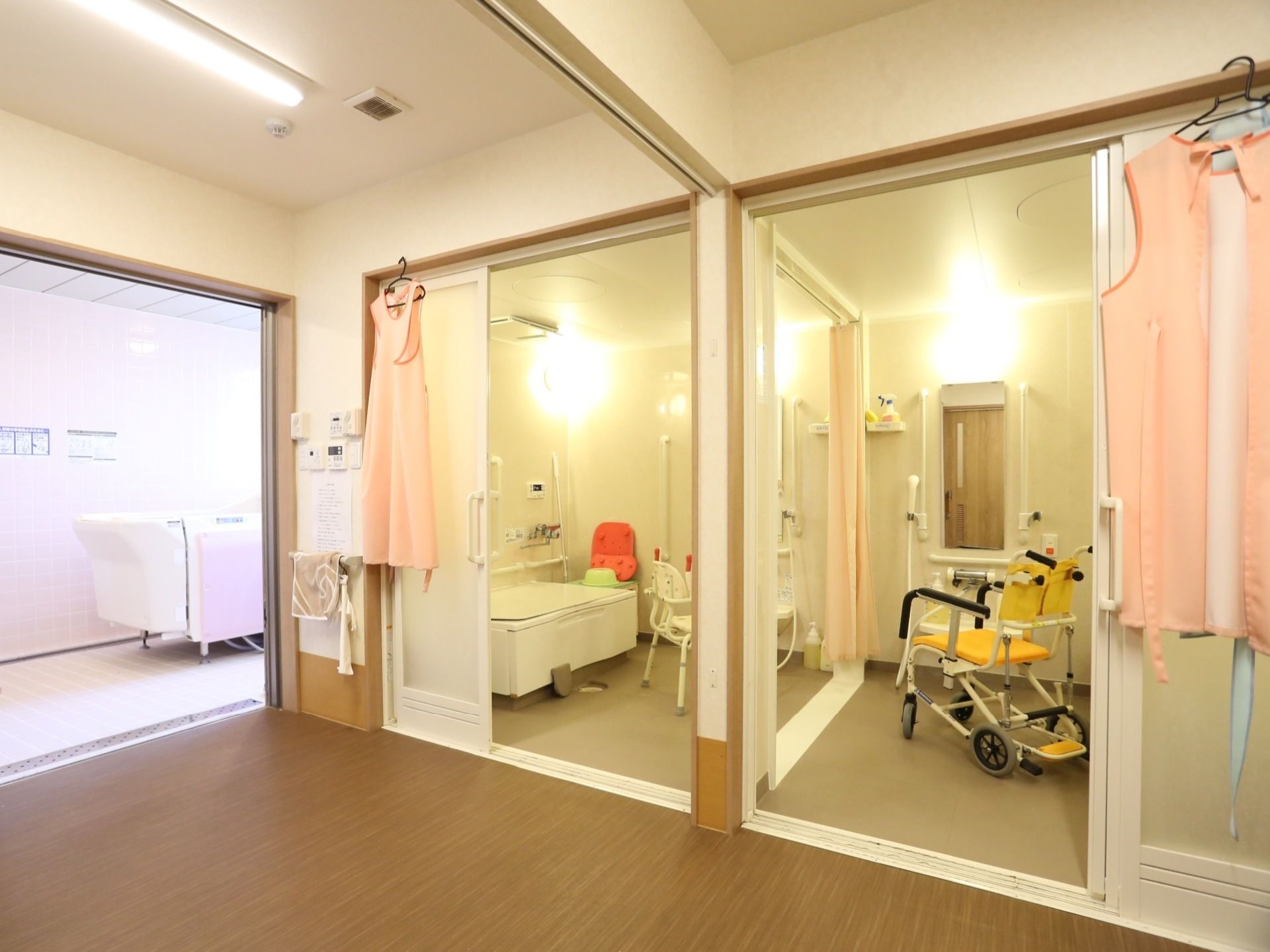 機械浴室のほかに２つ個別浴室を完備している。どちらも入浴介助を受けることができるようにシャワーチェアーなどの設備が整っている。