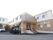 施設は変形したM字型のような形状に建てられている。白と茶の優しい色合いのツートンカラーが印象的な外観。
