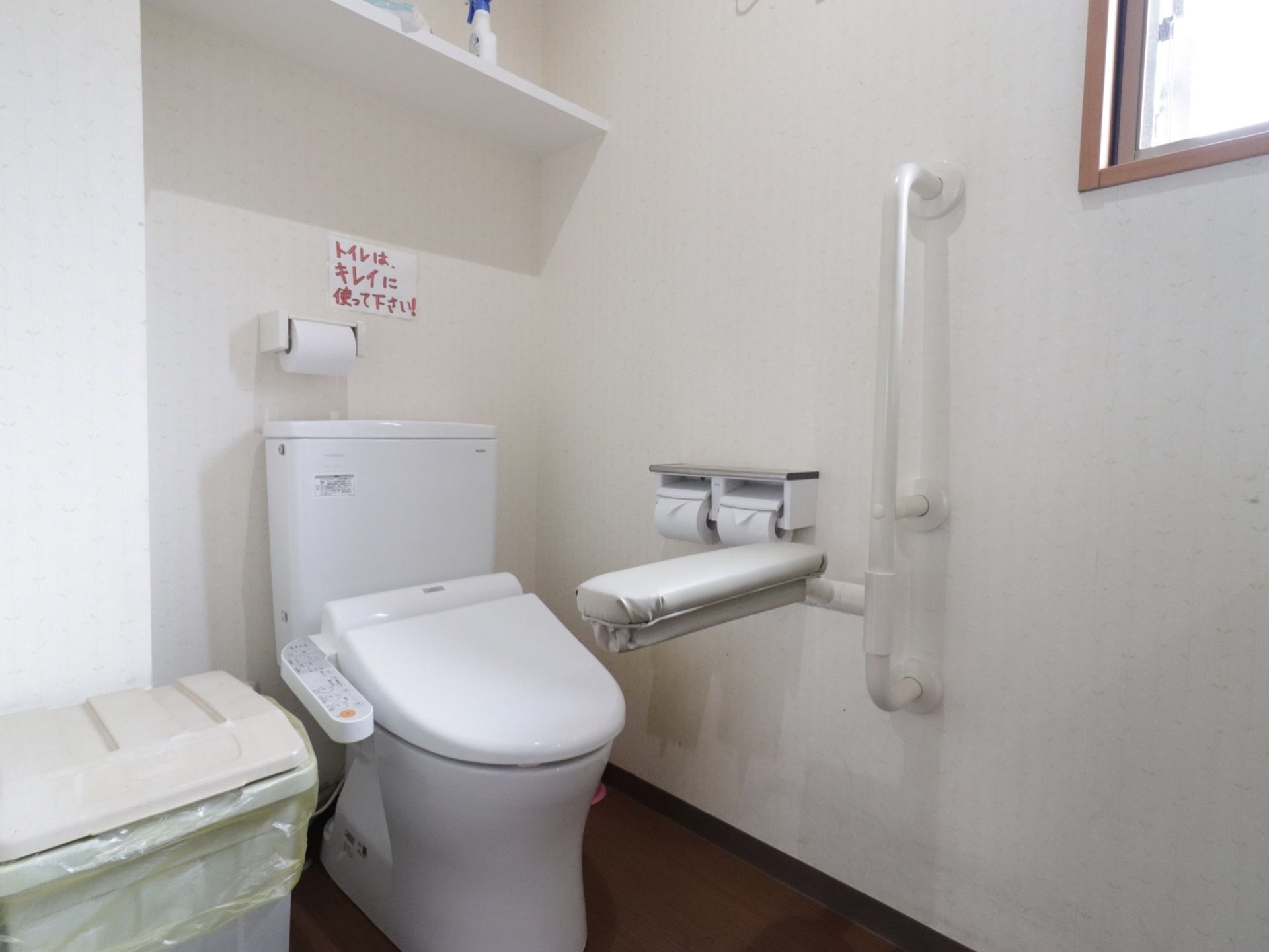 トイレには、温水洗浄便座器や窓が完備されている。設置されている手すりには、体勢を維持しやすい可動式のクッションバーが付いている。