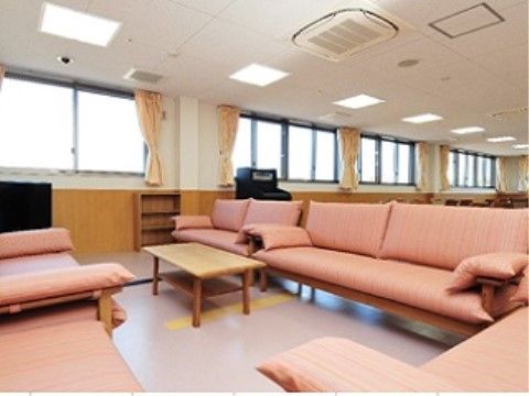 共有スペースにはやわらかい椅子とテーブルが設置されている