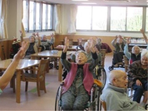 レクリエーションを入居者が行っている様子