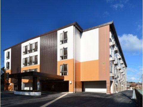広大な敷地に建つオシャレでモダンな建物。施設内では介護付き有料老人ホームとショートステイの二つのサービスが行われている。