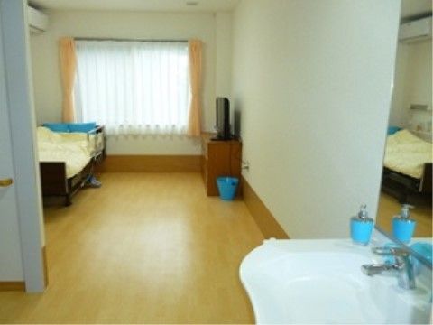 段差のない広々としたフローリングの室内は、ベッドや家具を設置しても、ゆとりがあるつくりになっている。