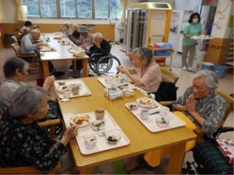 広々としたあたたかい雰囲気のあるダイニングでは、入居者様が揃って、出来立ての美味しい食事を楽しまれている。