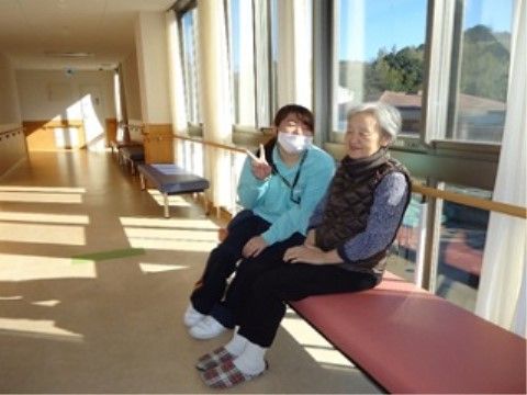 駐車場側に面している南側は、日当たりが良く、天気の良い日は、室内に居ながら憩いの時間をお過ごしいただける。