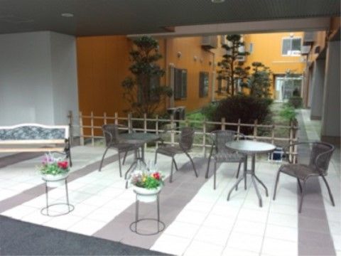 オープンテラスでは、テーブルやベンチが設置されており、中庭の木々や花を眺めながら、穏やかな時間をお過ごしいただける。