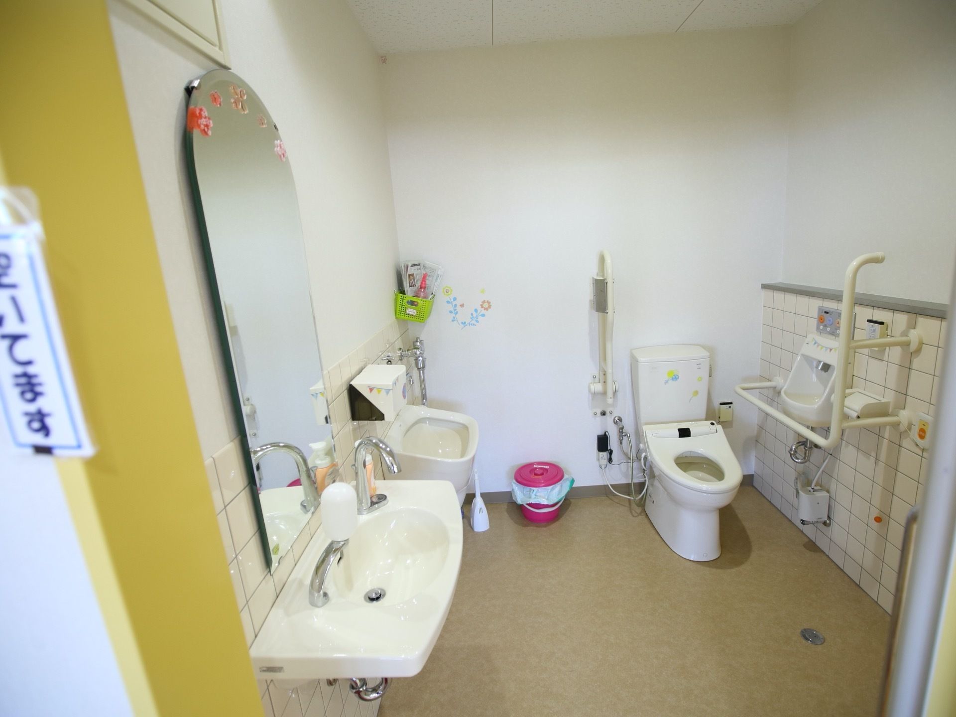 トイレは、便器と洗面台が一体型になった空間となっている。トイレの壁にはL字型の手すりがある。