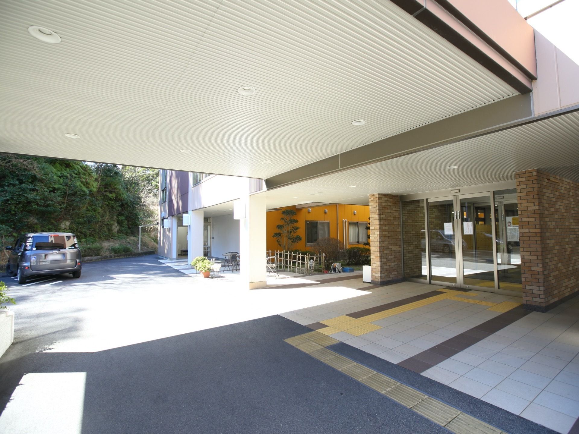 屋根がついた建物である。入口までは点字ブロックが敷かれている。入口の扉は、横幅の広いスライドドアを採用している。