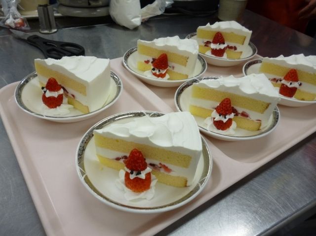 サンタクロースを模した苺の飾られたショートケーキ
