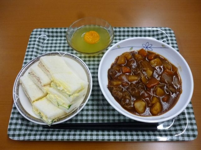 サンドイッチとカレーとデザートのセット