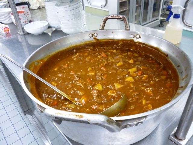 大鍋にたっぷりとつくられたカレー