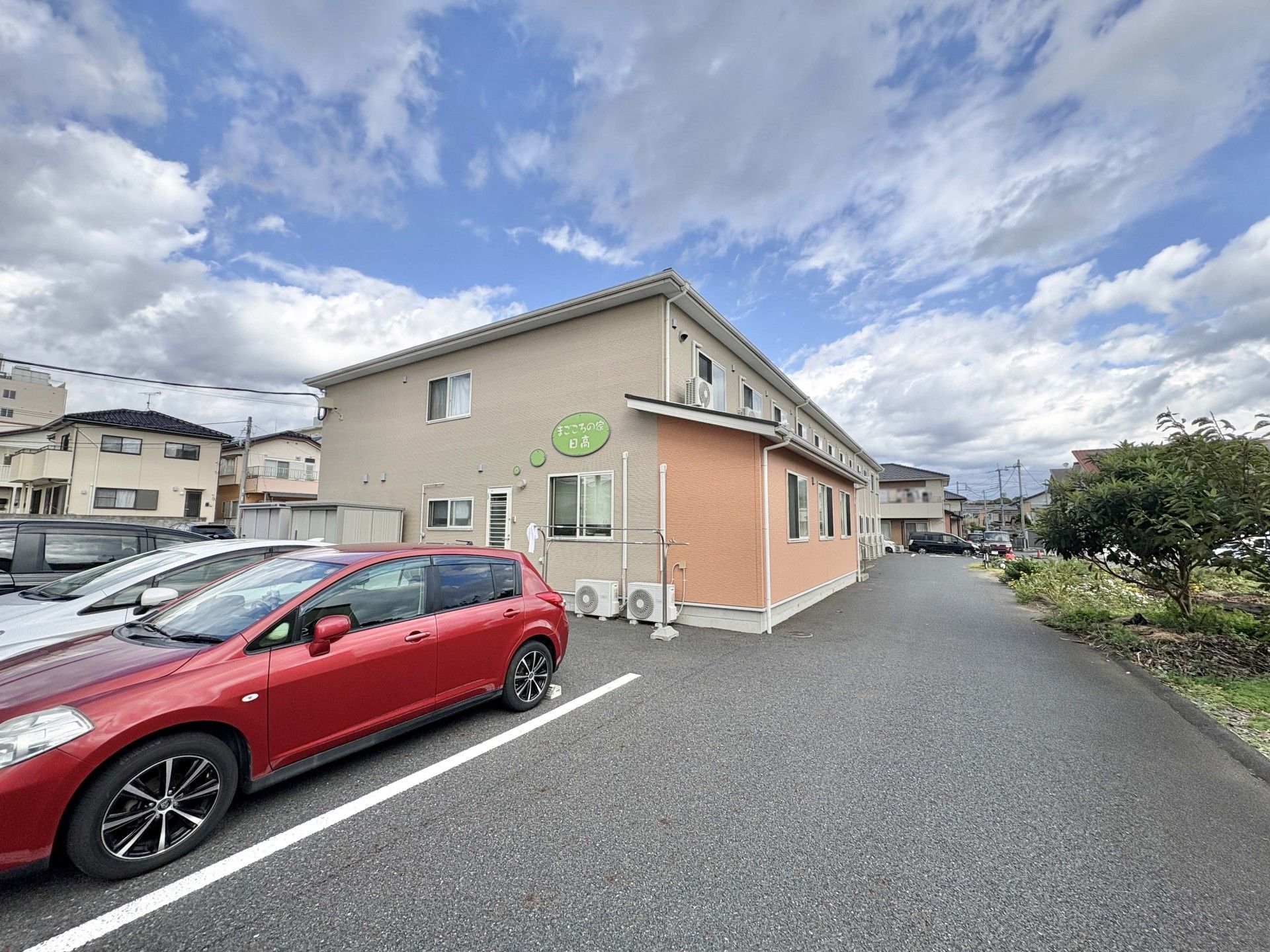 駐車場と建物の外観