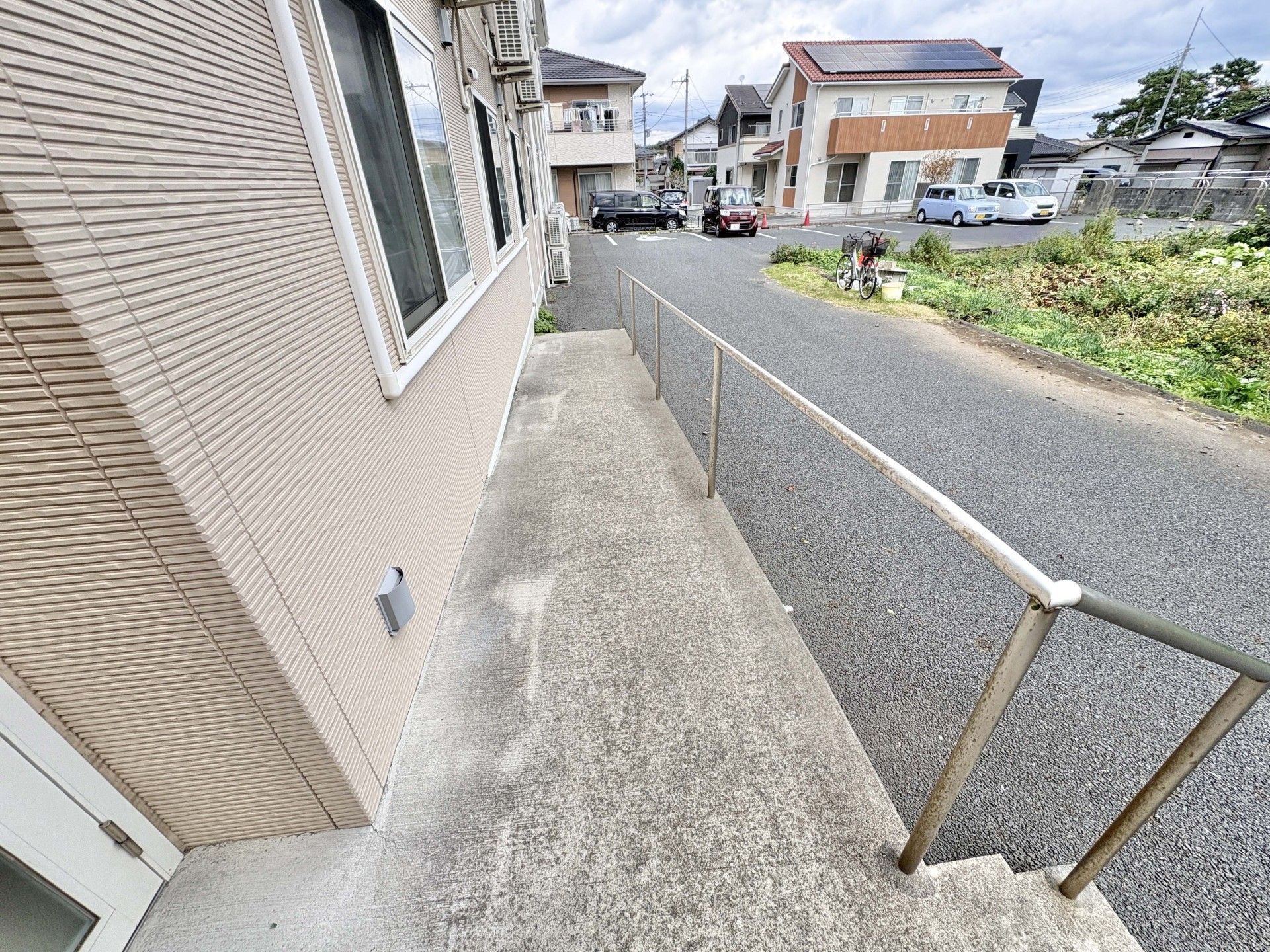手すり付きのスロープ