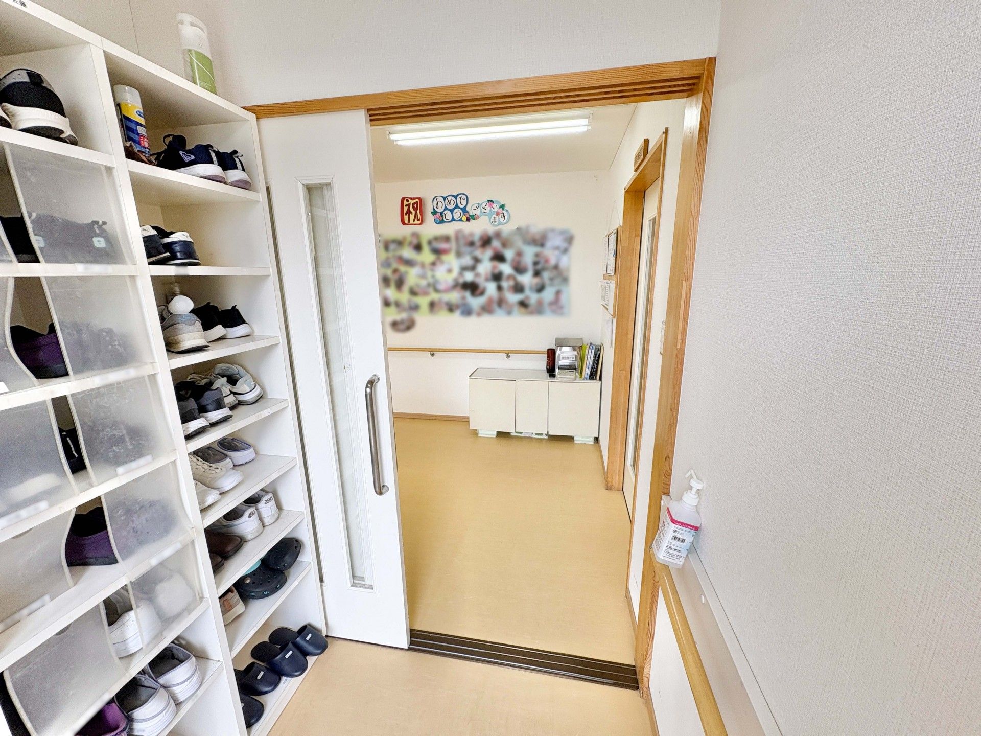靴棚と明るい廊下