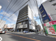 都市の交差点と周辺の風景