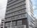 10階建ての建物で、1階部分は駐車場になっている。壁面はモノトーンでデザインされ2、3階には格子状の大きな窓がある。