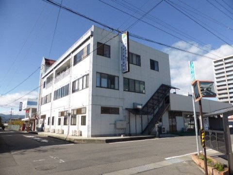 市街地に立地しており、駐車場も完備された施設になっているので交通に便利。施設の中から外を見渡せる窓や看板が掛っている。