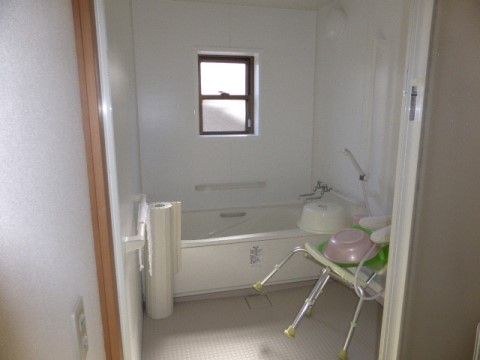 白を基調とした衛生的な浴室になっている。床は滑りにくく、シャワー用チェアも用意されているので、安心感がある。