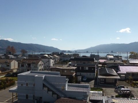 施設周辺は閑静な住宅街である。近くには大きな道路や騒音の伴う施設がないため、穏やかな日々を過ごすことができる。