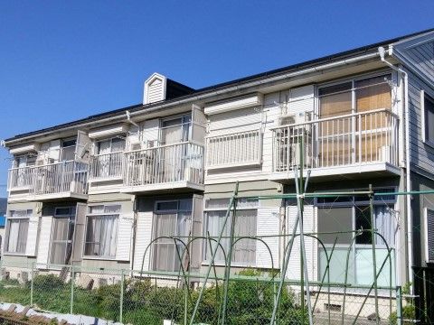 ２階建ての一般集合住宅のような小型施設であり、周囲に高い建物がなく日当たりが良好で快適にお住まいいただける環境である。