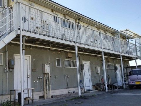 一般住宅のような当施設は建物の前に駐車スペースがあり、来訪者様が車で玄関のすぐ近くに駐車することができ便利である。