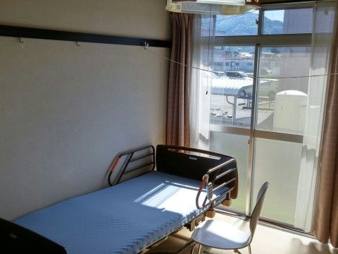 自然豊かな住環境にある当施設のお部屋は見晴らしがよく、ベランダからの日当たりもよい快適な住環境である。